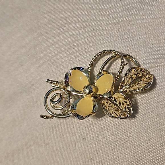 Vintage Gold-Tone Enamels Flower Filigree Flower Brooch - Picture 2 of 5